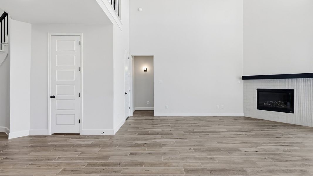 Spacious, unfurnished interior of a new home in Myrtle Creek, Waxahachie (Image 19).