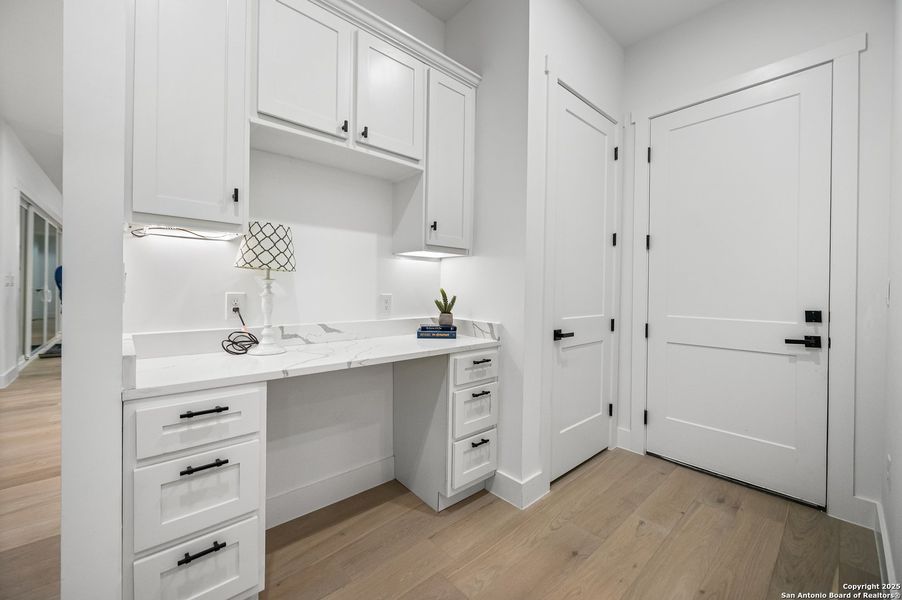 Furnished interior view inside a new home in , Bandera (Image 15).