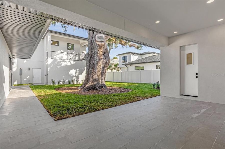 Exterior details and patio area of a home in , Orlando (Image 4).