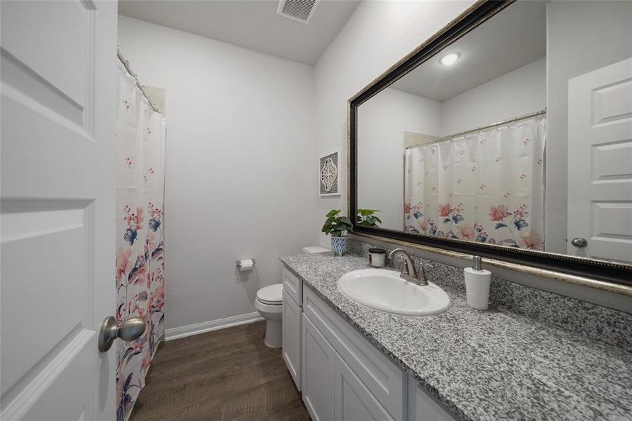 Full Secondary Bath with Modern Finishes