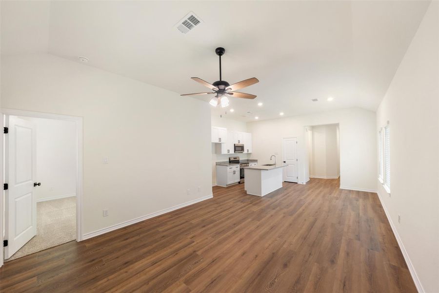 Spacious, unfurnished interior of a new home in , Willis (Image 15).