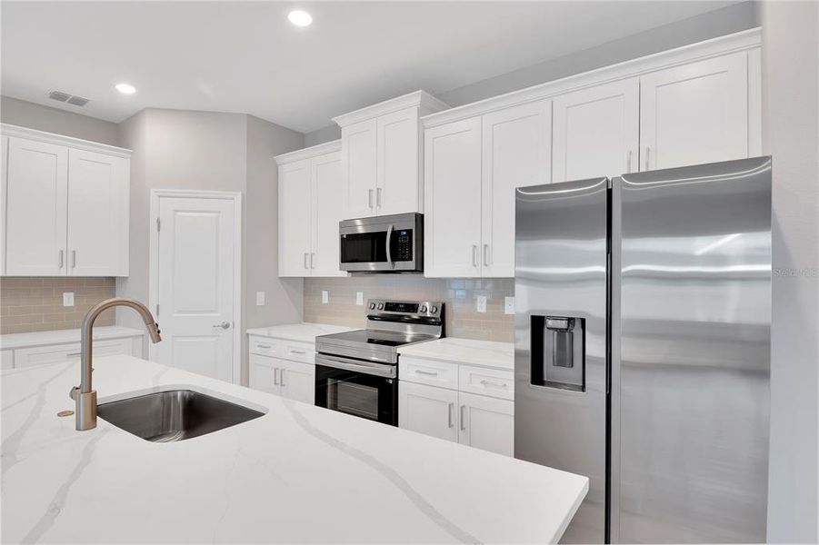 Kitchen Island With Sink/Dishwasher