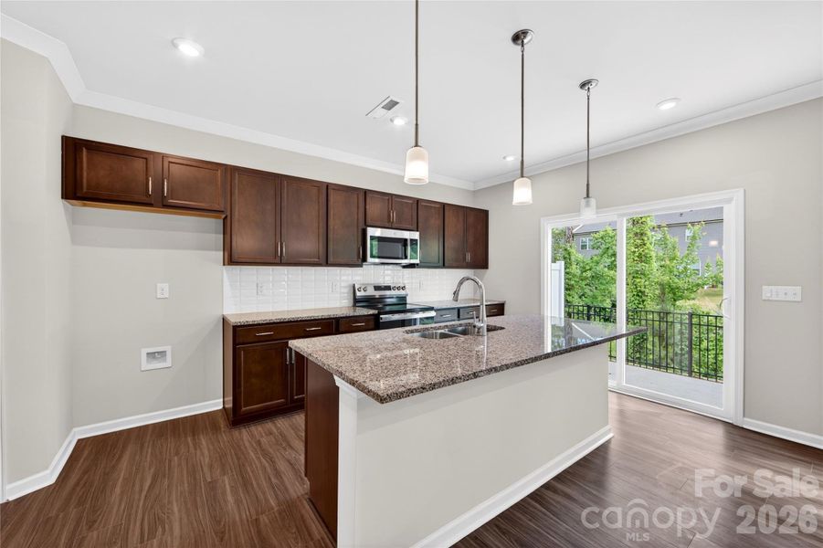 Large kitchen island Large kitchen island