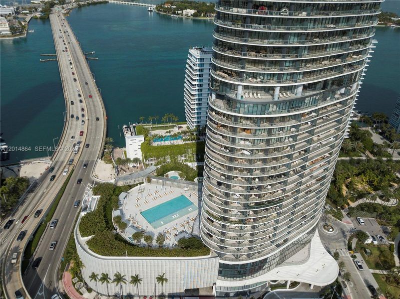 Condo located in Miami Beach, FL showcasing its design and architecture (Image 17).