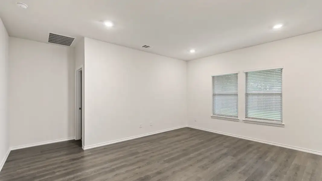 Spacious, unfurnished interior of a new home in The Reserve at Timber Creek, Lindale (Image 21).