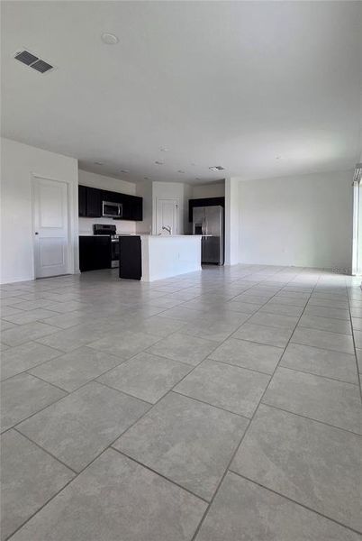 Spacious, unfurnished interior of a new home in Peace Creek Reserve, Winter Haven (Image 9).