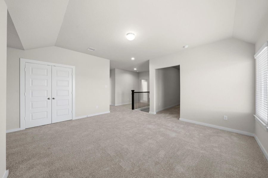Spacious, unfurnished interior of a new home in Barton Creek Ranch, Conroe (Image 21).