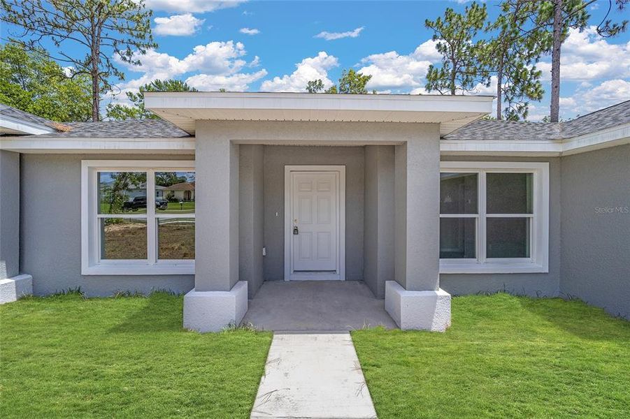 Exterior details and patio area of a home in , Dunnellon (Image 13).