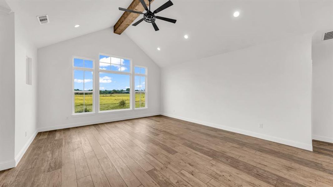 Spacious, unfurnished interior of a new home in Oak Water Ranch, Granbury (Image 12).