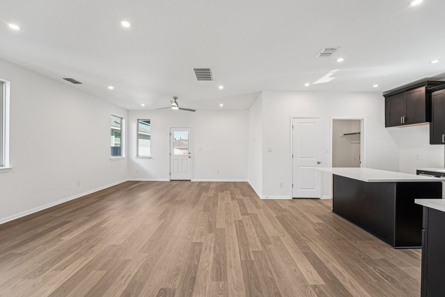 Spacious, unfurnished interior of a new home in Sage Hollow, Kyle (Image 9).