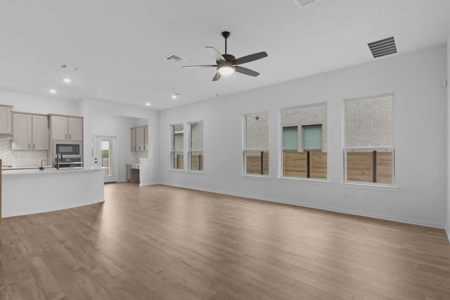 Spacious, unfurnished interior of a new home in Highland Village, Georgetown (Image 10).
