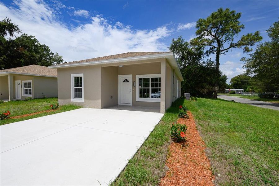 Exterior details and patio area of a home in , Orlando (Image 20).