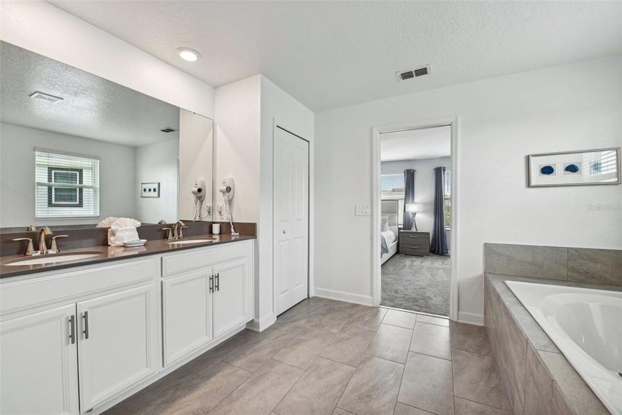 Furnished interior view inside a new home in , Davenport (Image 37).