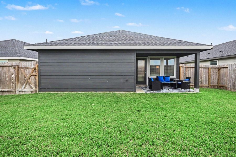 Exterior details and patio area of a home in Caldwell Ranch, Rosharon (Image 25).