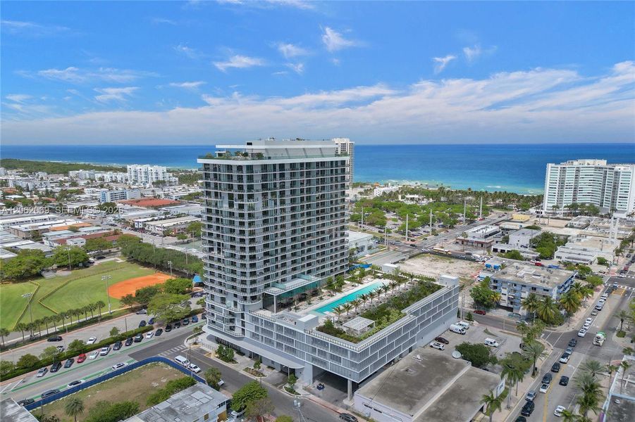 Condo located in Miami Beach, FL showcasing its design and architecture (Image 21).