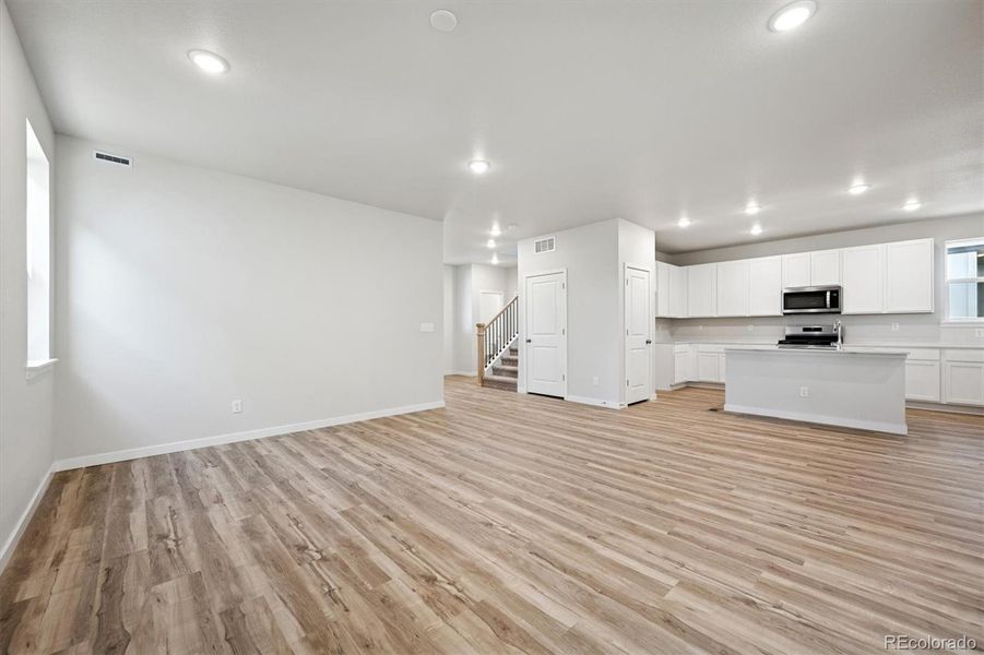 Spacious, unfurnished interior of a new home in Windler, Aurora (Image 8).