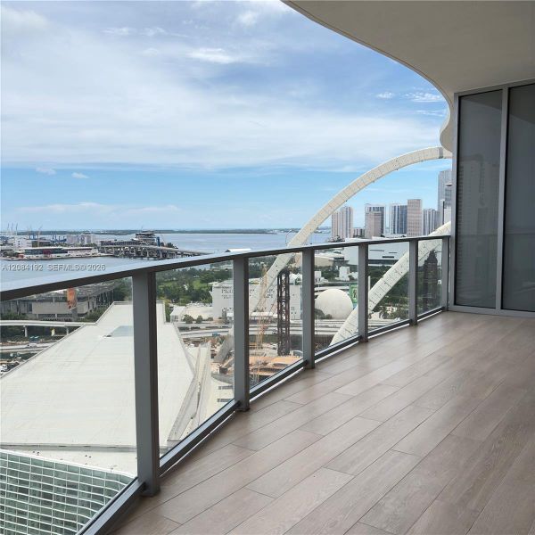 Condo located in Miami, FL showcasing its design and architecture (Image 18).