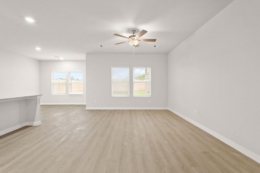 Spacious, unfurnished interior of a new home in Lakes at Crockett Martin, Conroe (Image 19).