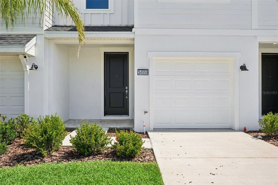 Exterior details and patio area of a home in Twin Oaks, Zephyrhills (Image 3).