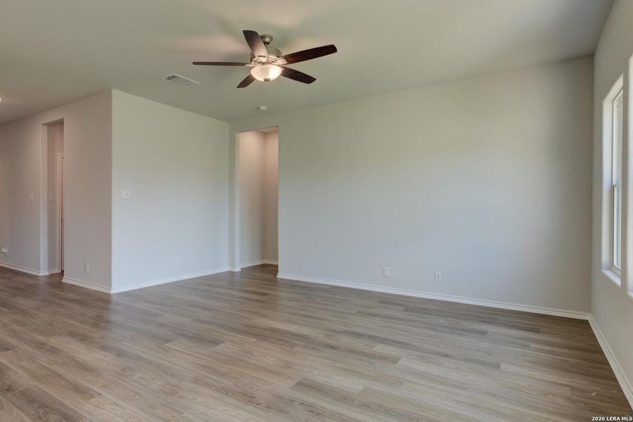 Spacious, unfurnished interior of a new home in Nopal Valley, San Antonio (Image 14).