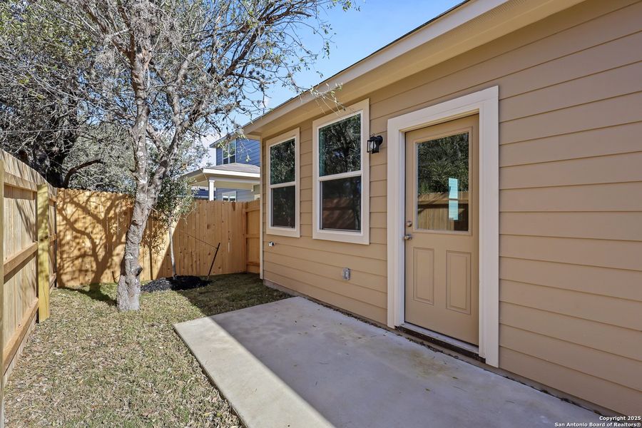 Exterior details and patio area of a home in Senna, Leon Valley (Image 3).