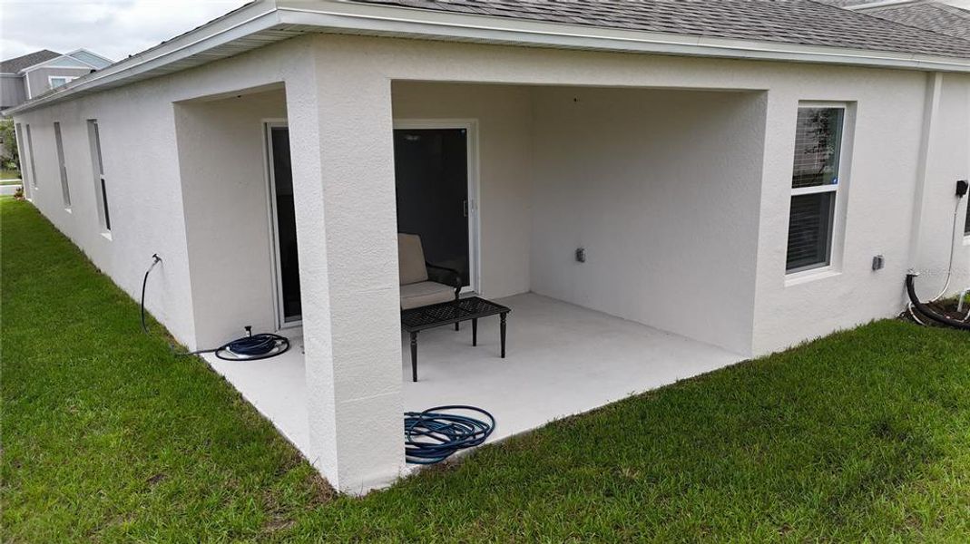 Exterior details and patio area of a home in , Haines City (Image 2).