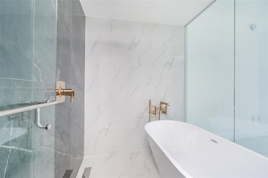 Spacious, unfurnished interior of a new home in Aria Reserve, Miami (Image 34).