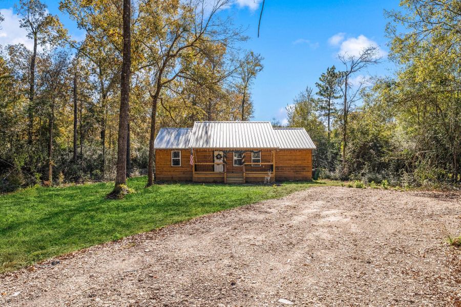 Exterior details and patio area of a home in , Coldspring (Image 27).