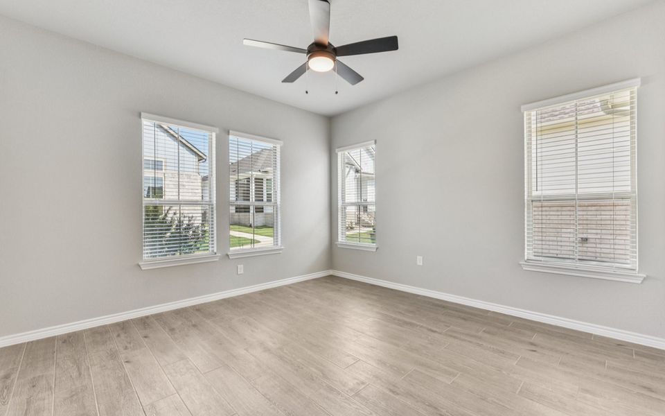 Spacious, unfurnished interior of a new home in Kissing Tree, San Marcos (Image 13).