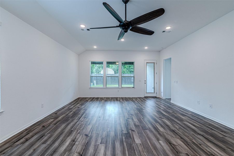 Spacious, unfurnished interior of a new home in Ellerden, Tomball (Image 33). Spacious, unfurnished interior of a new home in Ellerden, Tomball (Image 33).