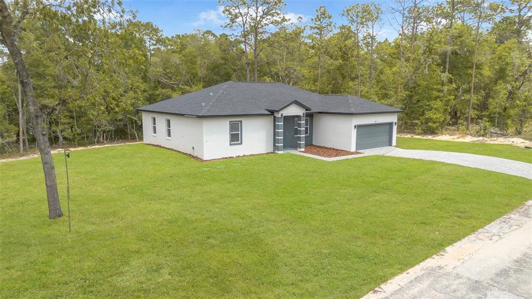 Exterior details and patio area of a home in , Dunnellon (Image 32).