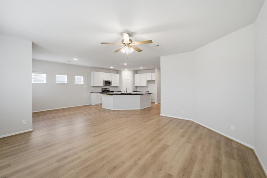 Spacious, unfurnished interior of a new home in Trails at Woodhaven Lakes, La Marque (Image 14).