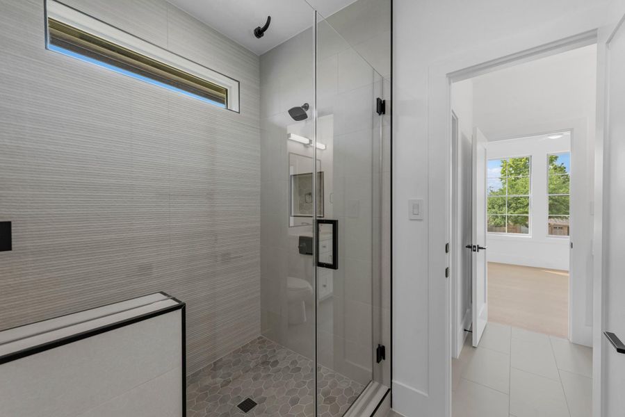 full bathroom for bedroom 4 and 5