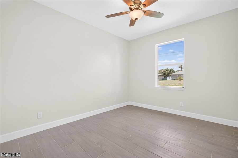 Spacious, unfurnished interior of a new home in Cape Coral, Cape Coral (Image 28).