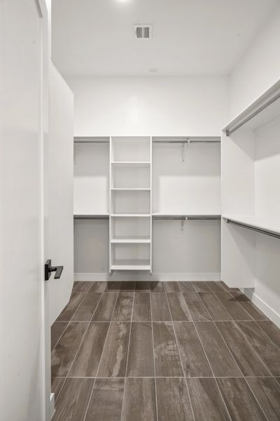 Spacious, unfurnished interior of a new home in Tierra Del Este 91, El Paso (Image 29). Spacious, unfurnished interior of a new home in Tierra Del Este 91, El Paso (Image 29).