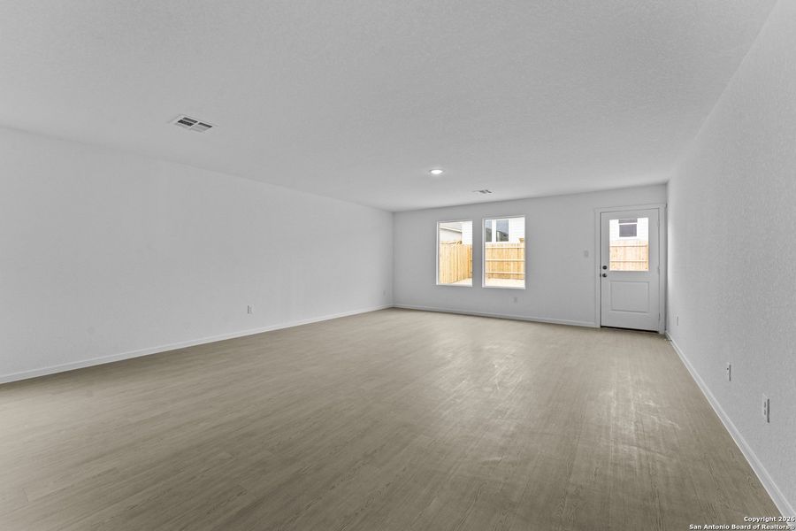 Spacious, unfurnished interior of a new home in Voss Farms, New Braunfels (Image 11).