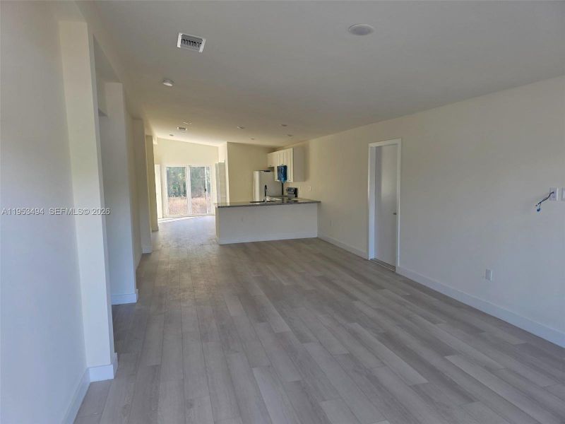 Spacious, unfurnished interior of a new home in , Lehigh Acres (Image 11).