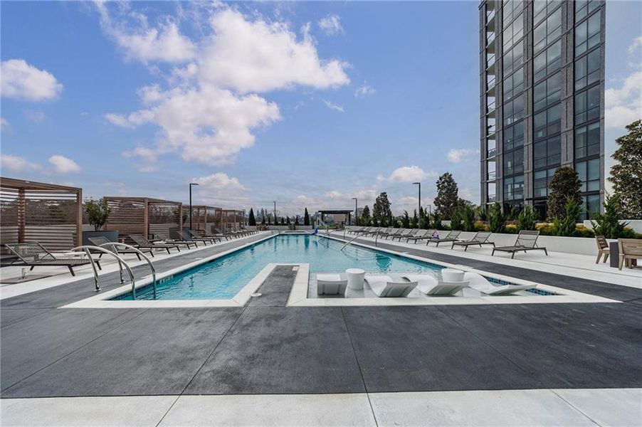 Condo located in Atlanta, GA showcasing its design and architecture (Image 4).