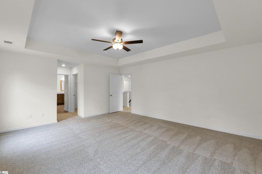 Spacious, unfurnished interior of a new home in Lynbrook, Boiling Springs (Image 27).