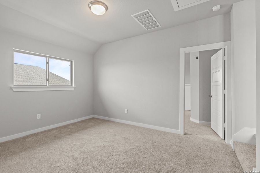 Spacious, unfurnished interior of a new home in Foxbrook, Cibolo (Image 41).