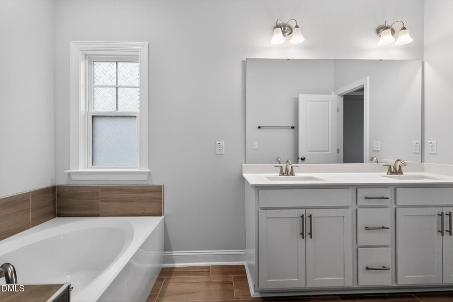 27_920_Jasper_Mine_Trl-Bathroom-_004