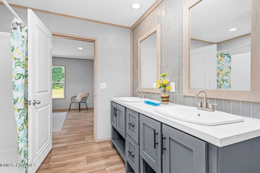 Main Bathroom Suite Main Bathroom Suite