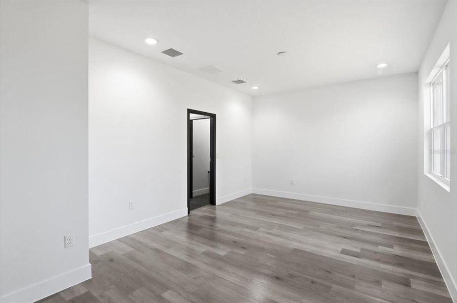 Spacious, unfurnished interior of a new home in , Ocala (Image 27).