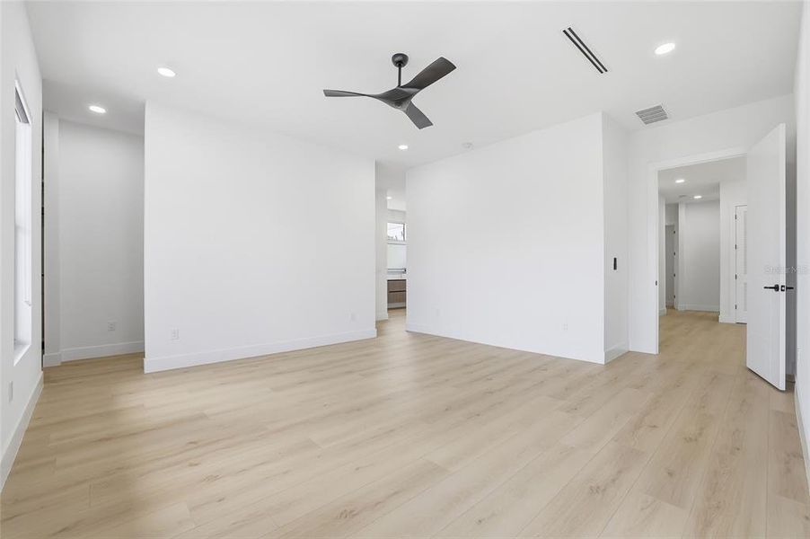 Spacious, unfurnished interior of a new home in , Tampa (Image 72).