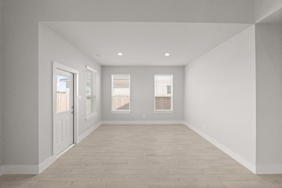 Spacious, unfurnished interior of a new home in Briarwood Crossing, Rosenberg (Image 14).
