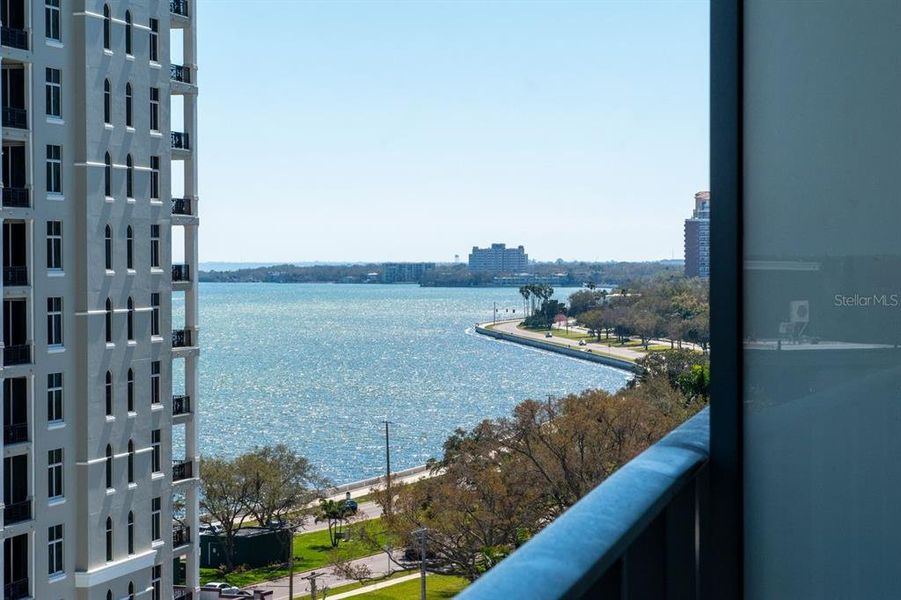 Condo located in Tampa, FL showcasing its design and architecture (Image 32).