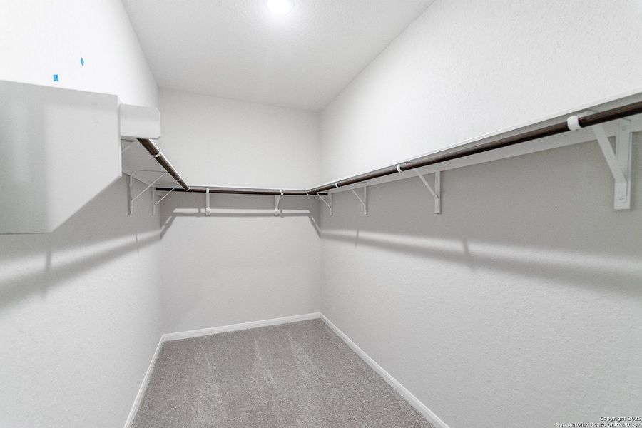 Spacious, unfurnished interior of a new home in Cloud Country, New Braunfels (Image 12).