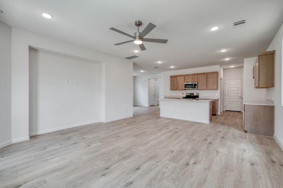 Spacious, unfurnished interior of a new home in Trinity Ranch, Elgin (Image 18).