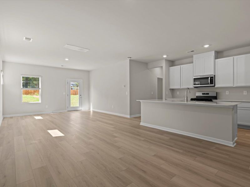 Spacious, unfurnished interior of a new home in Village at White Pine, Pendleton (Image 11).