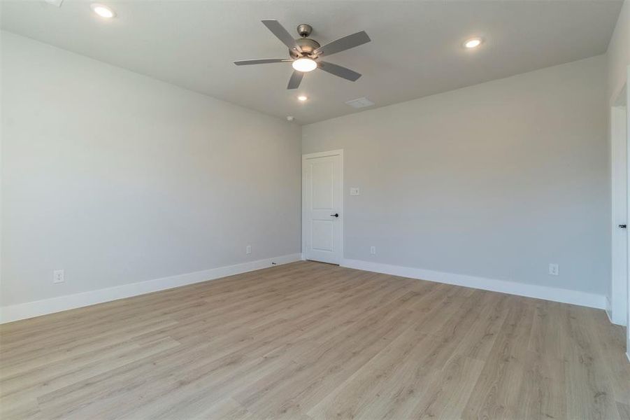 Unfurnished room featuring light wood-style flooring, recessed lighting, and a ceiling fan